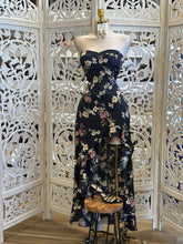 Strapless Ruffle Slit Floral Black Dress-Estira Poco, Slightly Stretchy